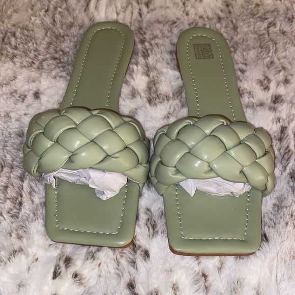 ❗️SOLD❗️
🤎BRAIDED SANDLES🤎💚 - Picture 3 of 5